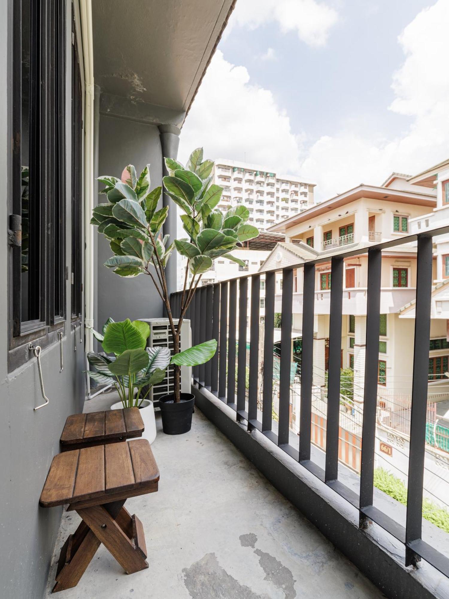 Отель Wabisabi Bangkok 3 Min To Train Station Экстерьер фото